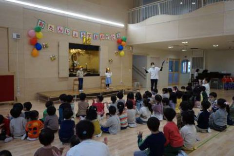 誕生日会の後は 遊戯室でダッシュ 函館 龍谷幼稚園